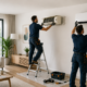 Técnico sustituyendo un antiguo equipo de aire acondicionado por un sistema moderno y eficiente en una vivienda.