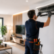 Técnico realizando el mantenimiento preventivo de un aire acondicionado tipo split en una vivienda moderna.