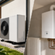 Comparativa entre aerotermia y caldera de gas para calefacción y agua caliente en una vivienda.