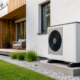 Unidad exterior de aerotermia instalada en una vivienda moderna para climatización y agua caliente eficiente